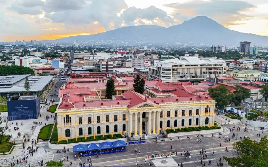 Bukele pide revertir costos de licencias de negocios en San Salvador Centro porque fueron "elevados desproporcionalmente"