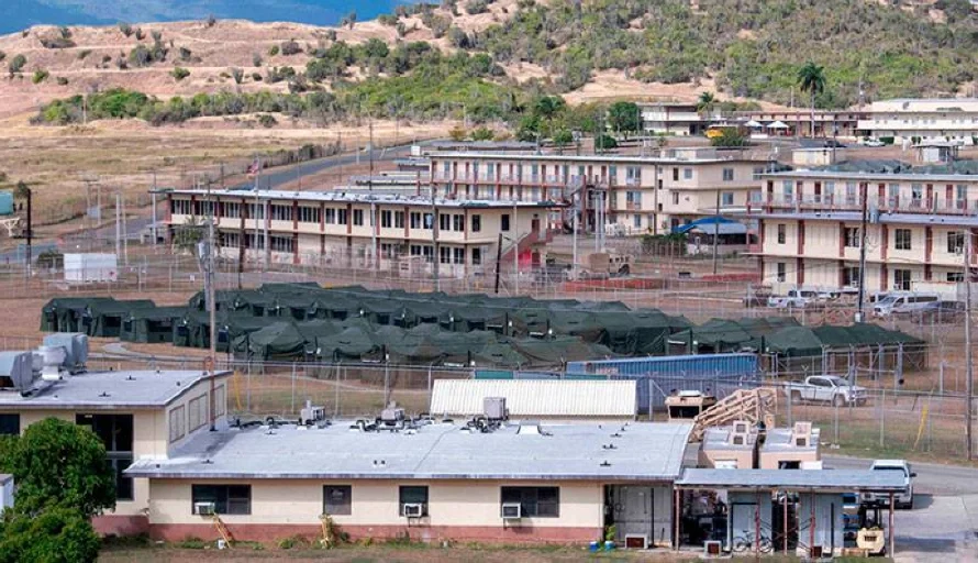 Juez federal falla contra demanda que busca prohibir más envíos de migrantes a Guantánamo