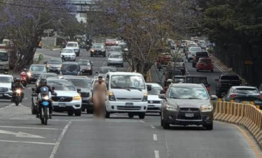 Supuesto coach se viraliza caminando desnudo por las calles de Guatemala