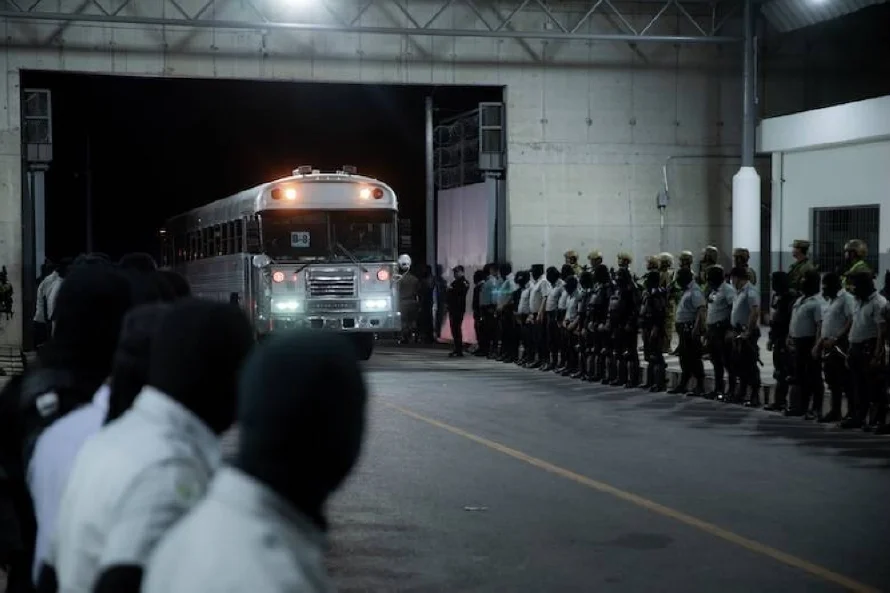 ONG estadounidense cuestiona a la administración Trump por deportación de miembros del Tren de Aragua a El Salvador
