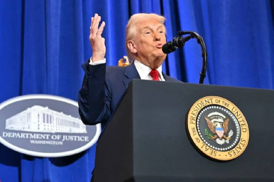 Trump agradece a Bukele por recibir a miembros del Tren de Aragua y critica a Biden por crisis migratoria en EE.UU.