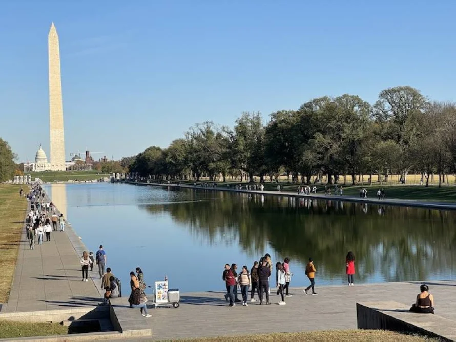 La población en EEUU crece solo por los migrantes, algo nunca visto desde 1850