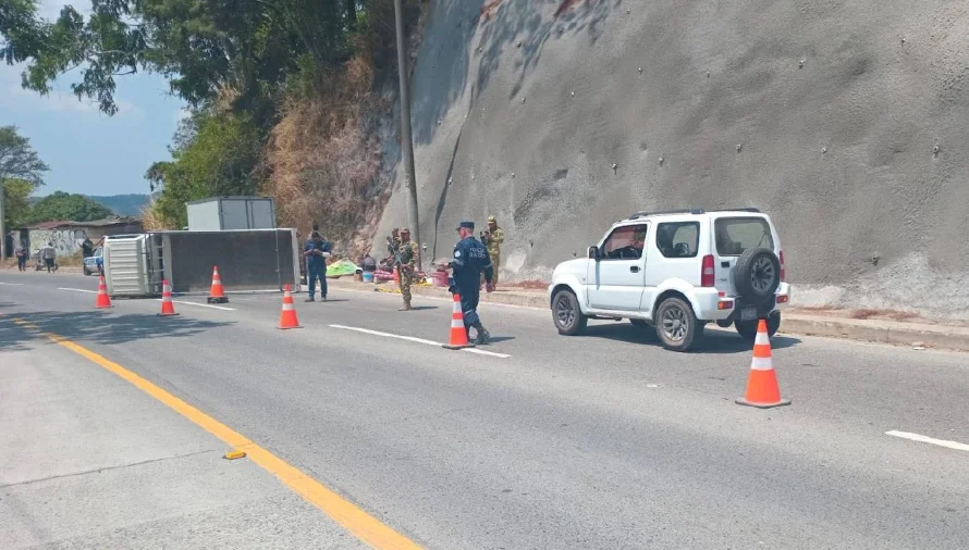 Camión vuelca y deja a varios lesionados en carretera a Comalapa este lunes