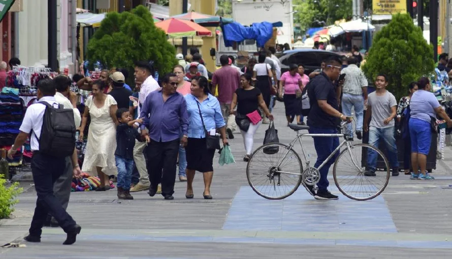 Los ingresos de los salvadoreños aumentan 6 % por cada año de estudio