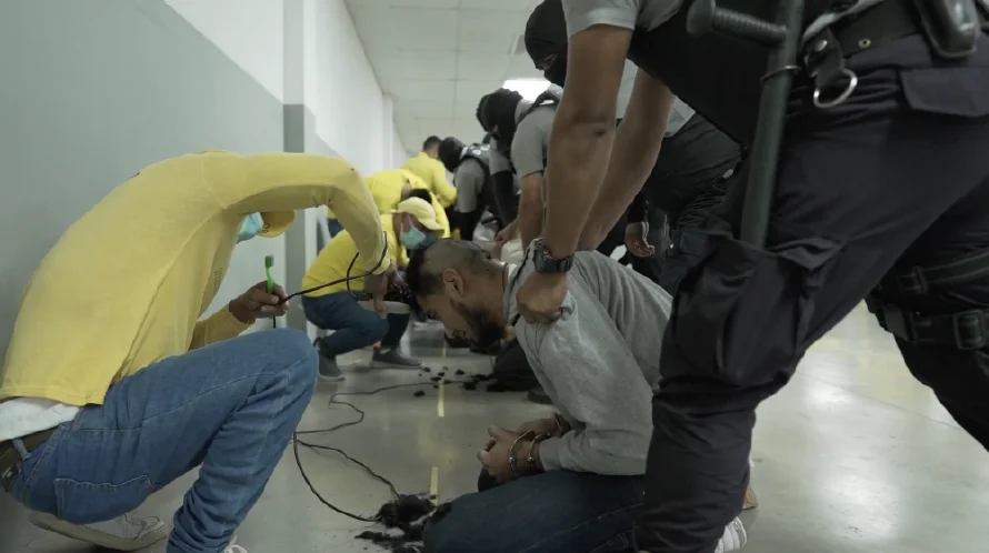 Venezuela dice que envío de migrantes en EEUU a cárcel salvadoreña es "crimen de lesa humanidad"