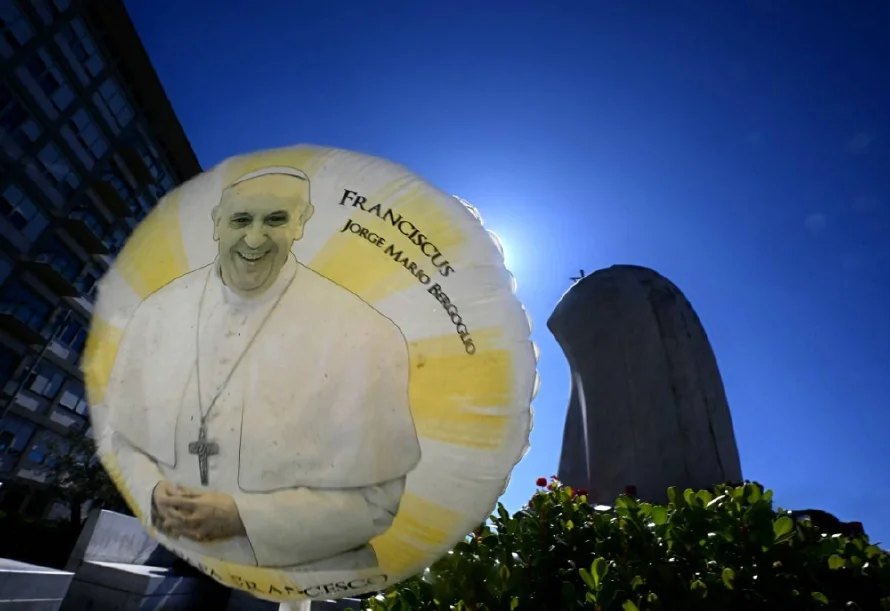 El papa, hospitalizado, pide en una carta el final de los conflictos en el mundo