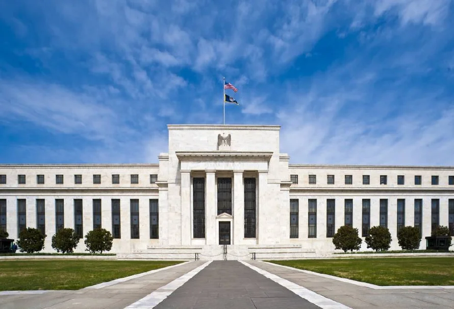 Fed comienza reunión sobre tasas en un entorno agitado