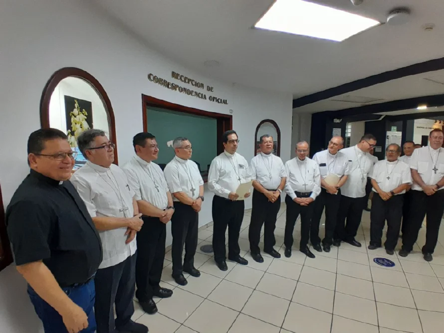 Obispos entregan a la Asamblea 150,000 firmas para pedir derogar la minería metálica en El Salvador