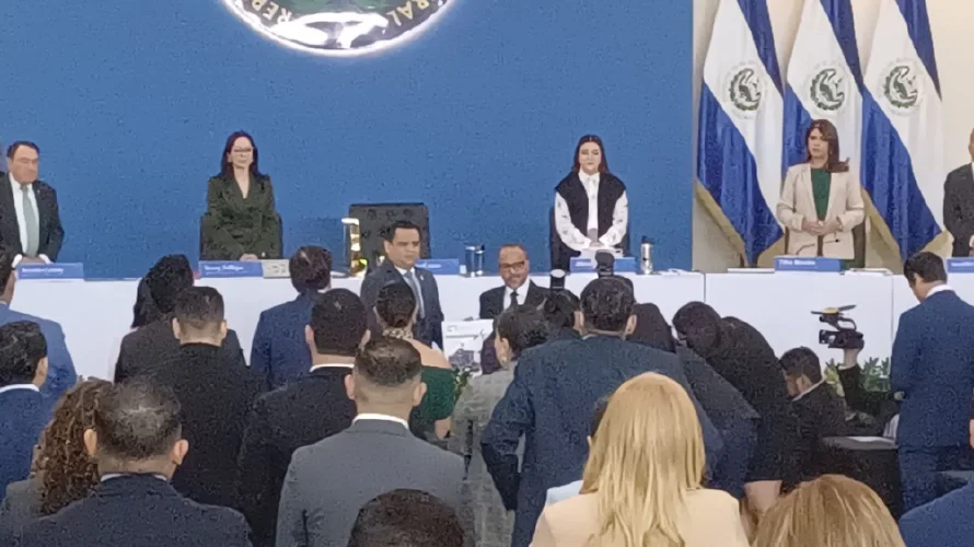 Corte de Cuentas entrega informe de labores a presidente de Asamblea