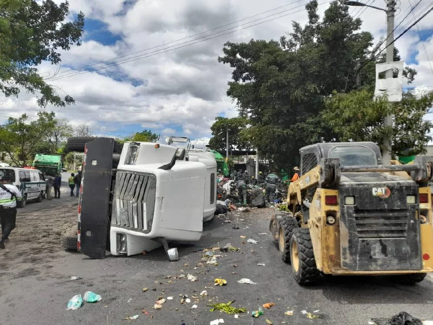 Dos personas muertas y dos rastras volcadas en accidentes de tránsito de este martes
