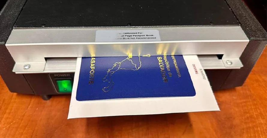 Habilitan ventanilla de renovación exprés de pasaportes en el Aeropuerto Internacional de El Salvador
