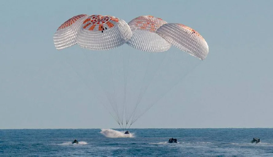 Astronautas varados nueve meses en la estación espacial internacional llegan a la Tierra