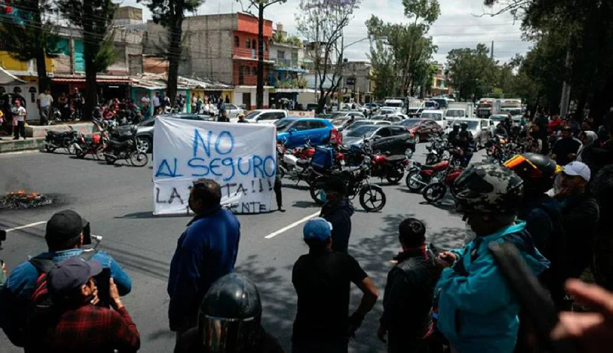Cientos de guatemaltecos protestan contra el pago de un seguro obligatorio vehícular