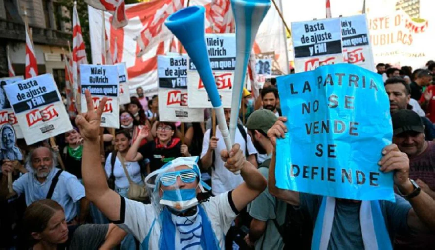 Nueva marcha de jubilados desafía al gobierno de Argentina