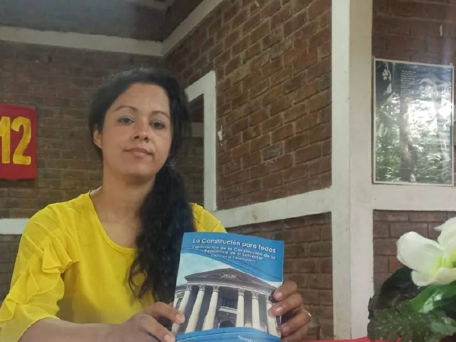 Abogada Ingrid Escobar denuncia "extraño proceder" de policías en su casa