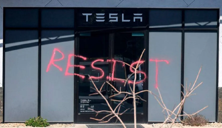 Fiscalía de EEUU inculpa a tres personas por actos de "terrorismo" contra Tesla