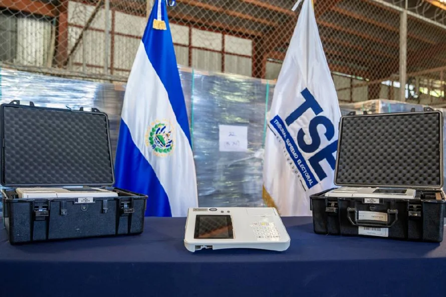 TSE de El Salvador dona 1,612 escáneres al consejo electoral de Ecuador