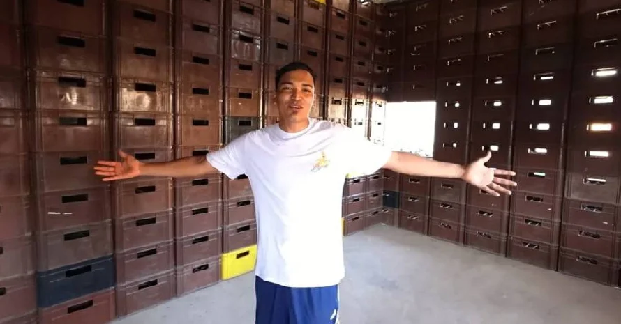 De tanto que tomás": Alfredo Larin y su casa a base de cajas de cerveza