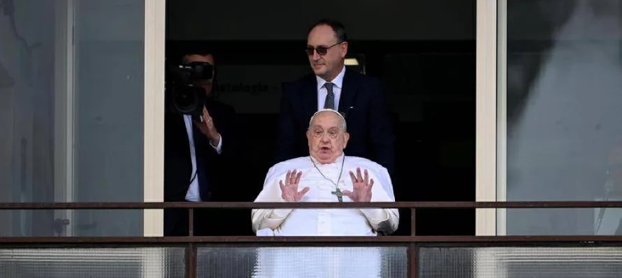 El papa reaparece tras 38 días y saluda desde el hospital antes de regresar al Vaticano