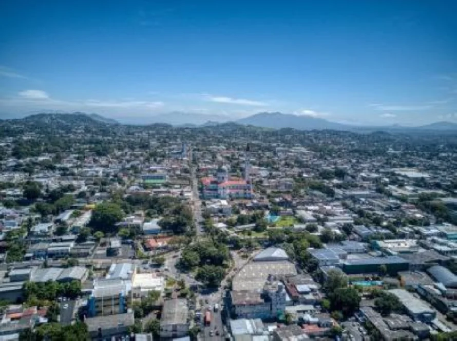 Domingo con ambiente nublado y lluvias puntuales sobre la franja norte del centro y occidente del país, prevé Marn
