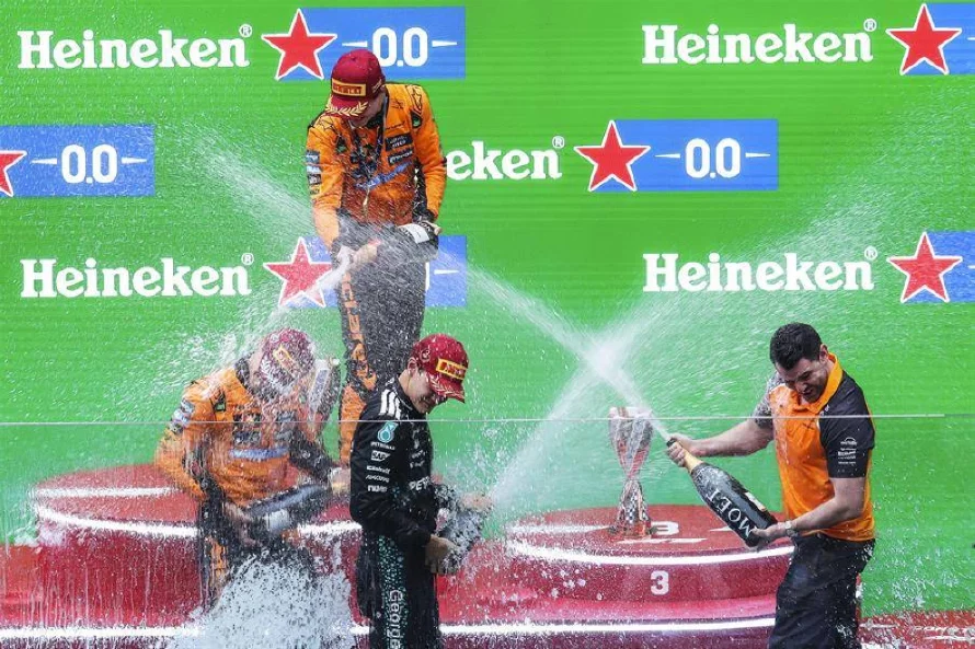 Oscar Piastri (McLaren) gana el Gran Premio de China; Sainz, 13º, y Alonso abandona