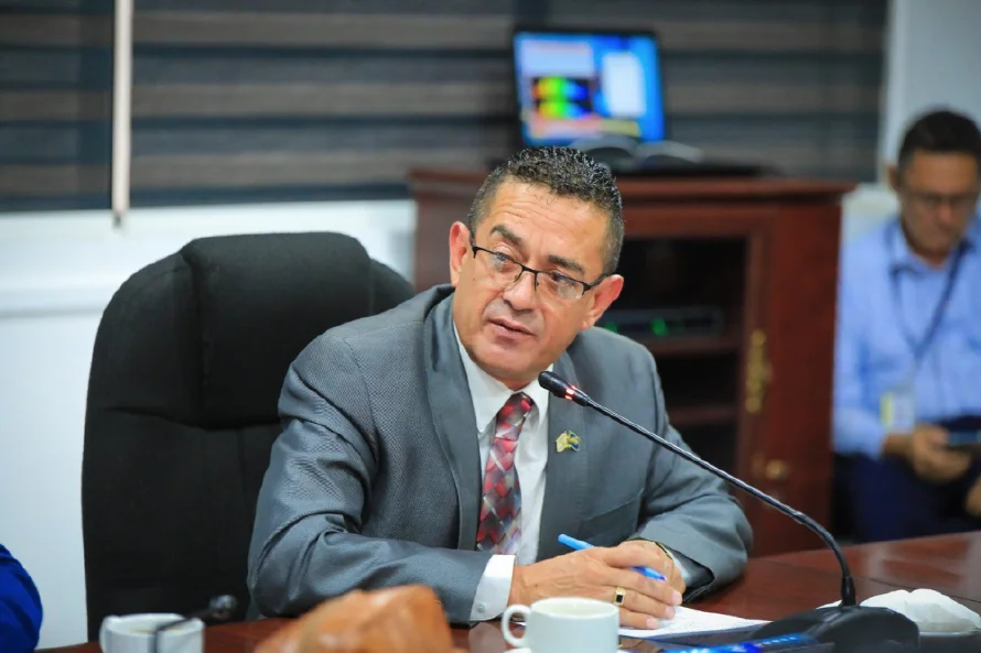 Aprueban $852,967 para remodelar el INDES, Cardoza pide intervenir otros “escenarios deportivos en mal estado”