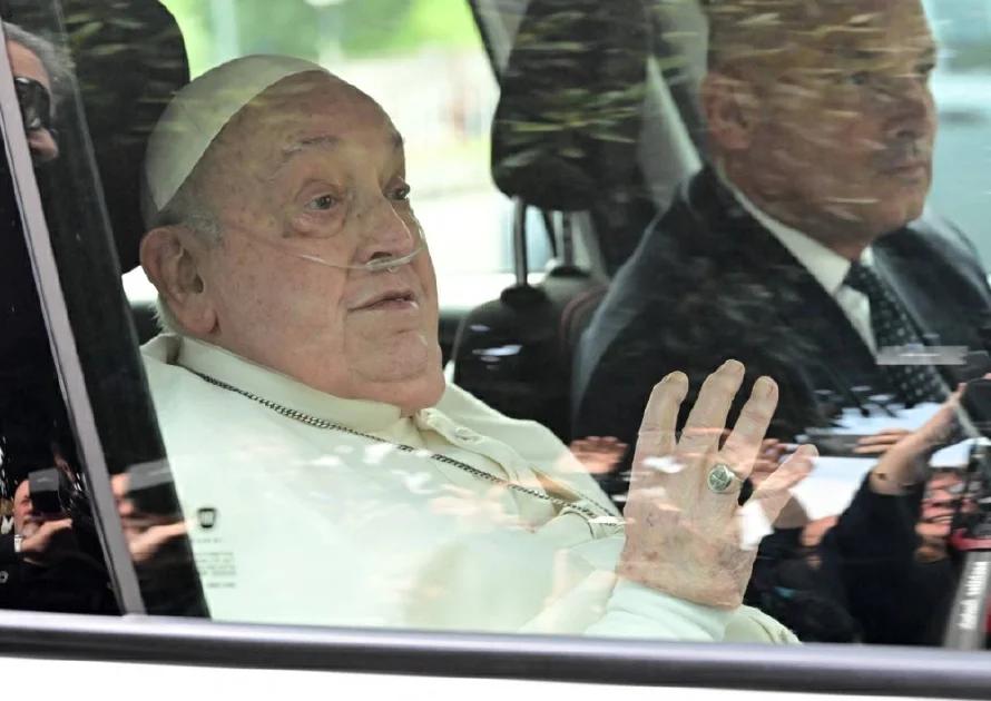 El papa Francisco se recupera con rehabilitación, concelebrando la misa y trabajando