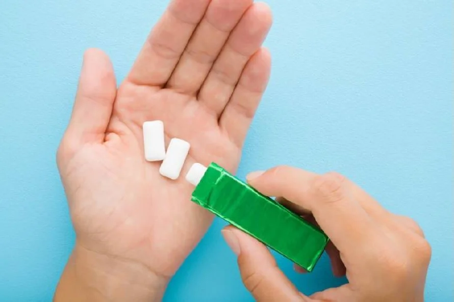 Los chicles liberan cientos de microplásticos en la boca, aunque su impacto es incierto