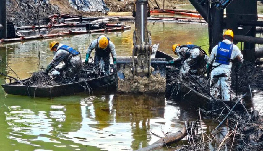 Rotura de oleoducto en Ecuador provocó fuga de más de 25,000 barriles de petróleo