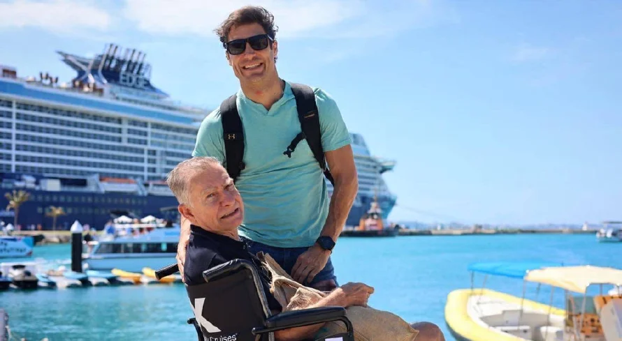 Alex Sirvent, de Mercurio, un comprometido cuidador de su veterano padre