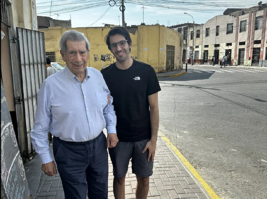Vargas Llosa reaparece en calles de Perú en vísperas de cumplir 89 años