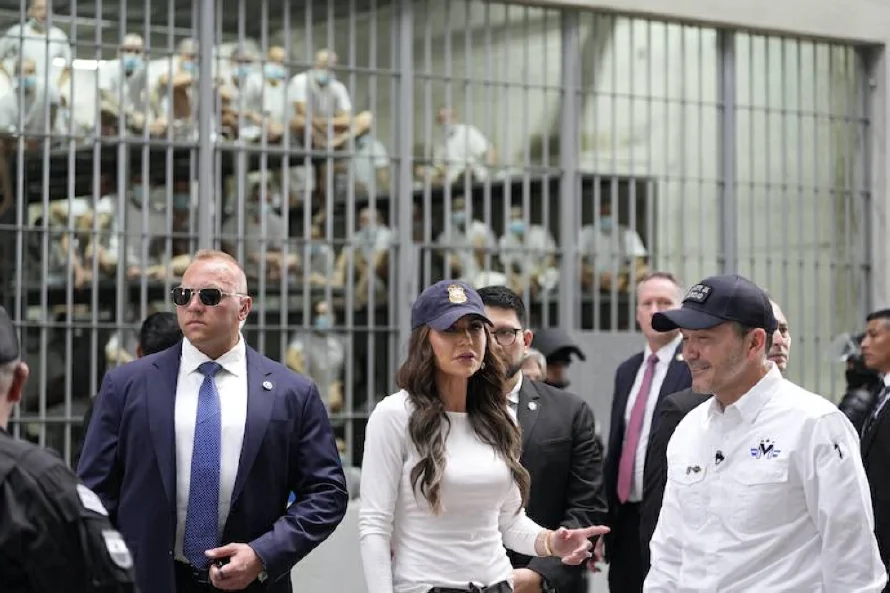 Secretaria de Seguridad de Trump visita cárcel salvadoreña que recluye a venezolanos y agradece a Bukele