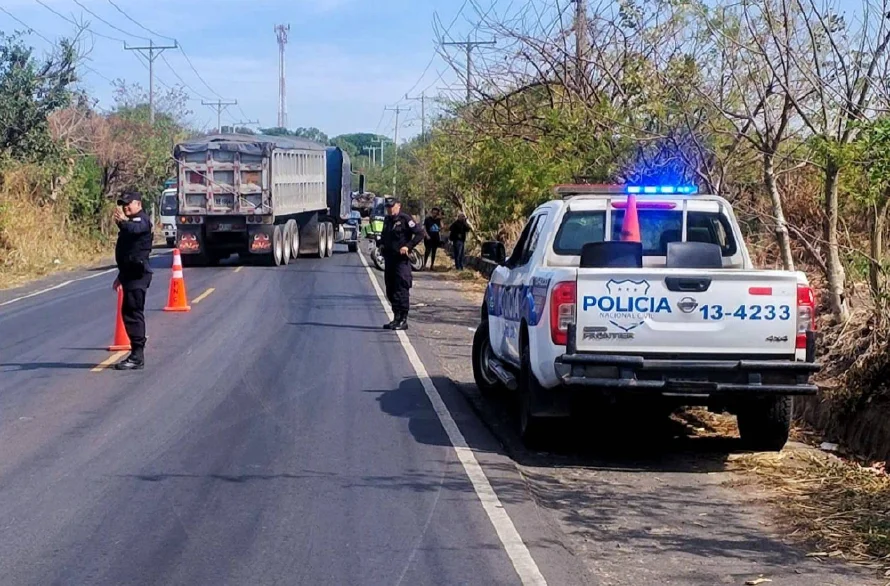 Accidente entre un camión y un pick up en carretera a Zacatecoluca dejan tres lesionados