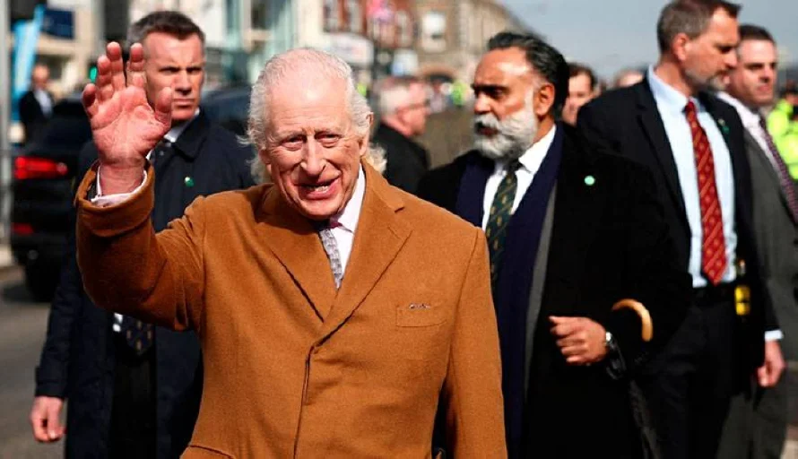 Carlos III cancela compromisos por "efectos secundarios" de su tratamiento contra el cáncer
