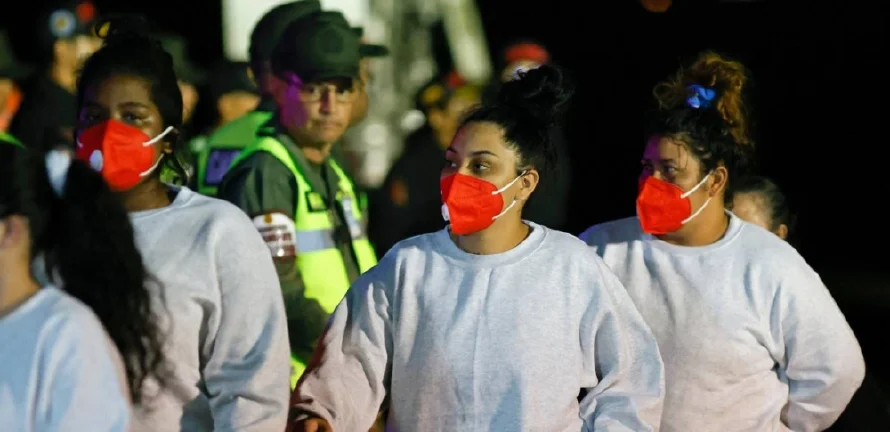Trump pide a la Corte Suprema levantar la prohibición de expulsar migrantes bajo ley de excepción