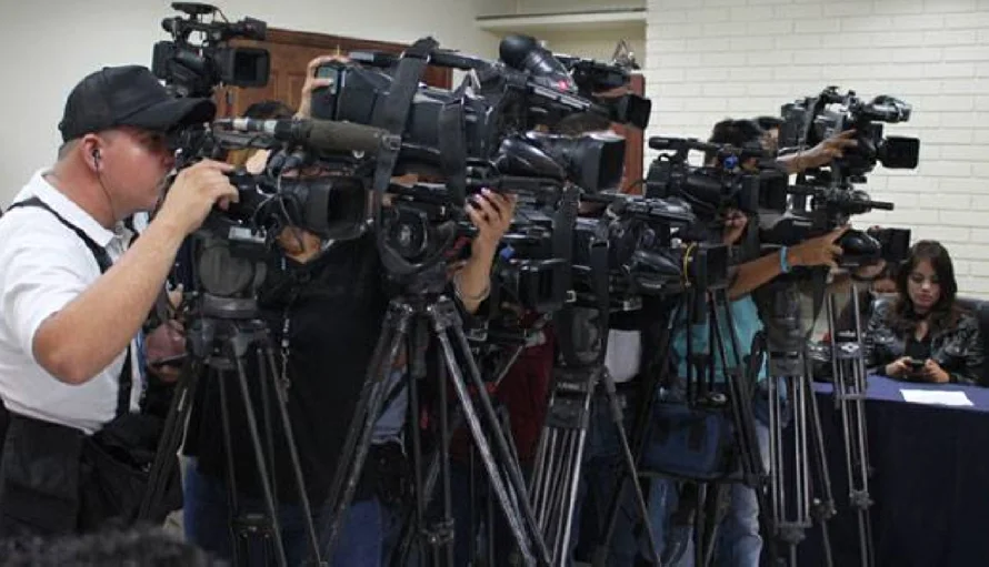 Denuncian el cierre de un caso de una periodista intimidada por la Policía de El Salvador