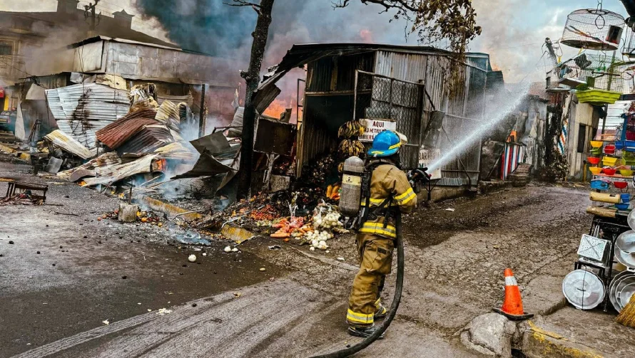 Reportan incendio en el mercado de Santa Tecla