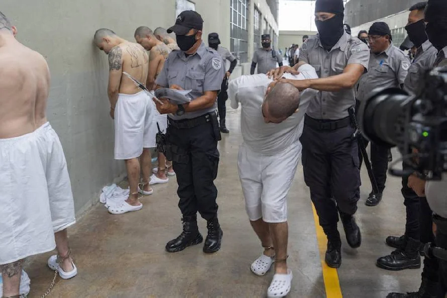 Reservan información sobre deportados de EEUU en el CECOT: Cristosal señala posible "desaparición forzada"