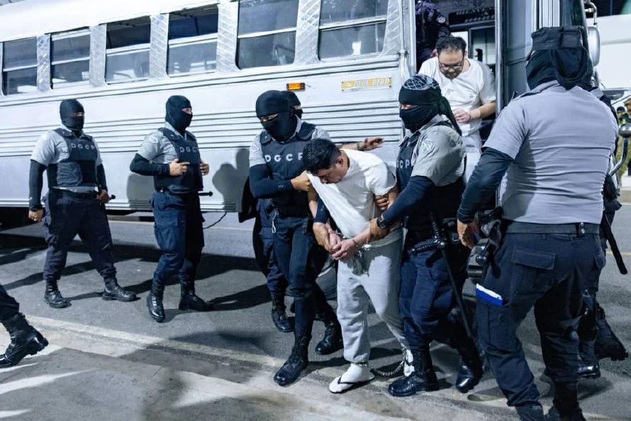 Bukele confirma que los 17 miembros del Tren de Aragua y MS-13 trasladados a El Salvador "son asesinos y delincuentes de alto perfil"