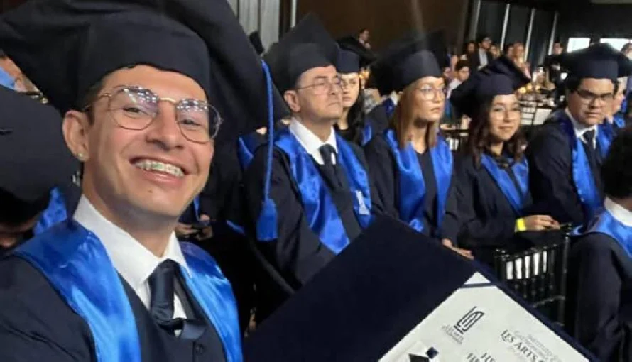 Aleco Meco, joven influencer salvadoreño, se recibe como barista profesional