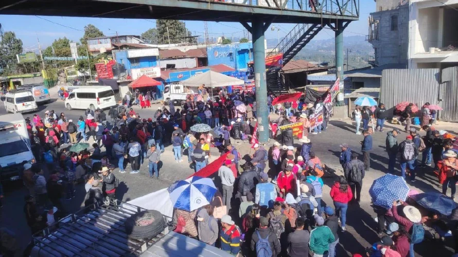 Personal de la salud en Guatemala bloquea carreteras para pedir un aumento salarial