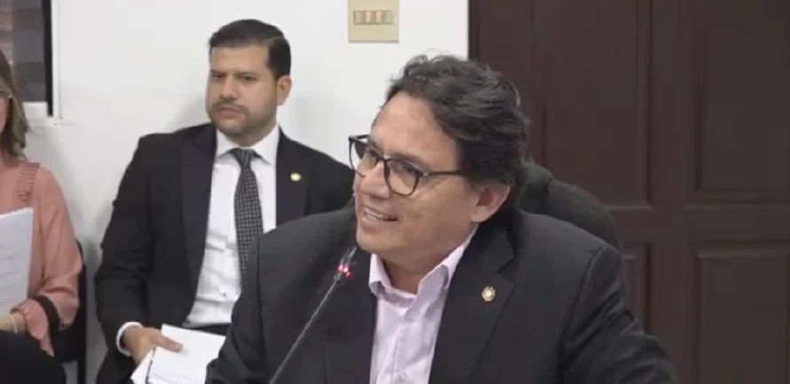 Educación tendrá cinco años más para legalizar 1,636 inmuebles, ministro dice se respetará la "voluntad de los dueños"