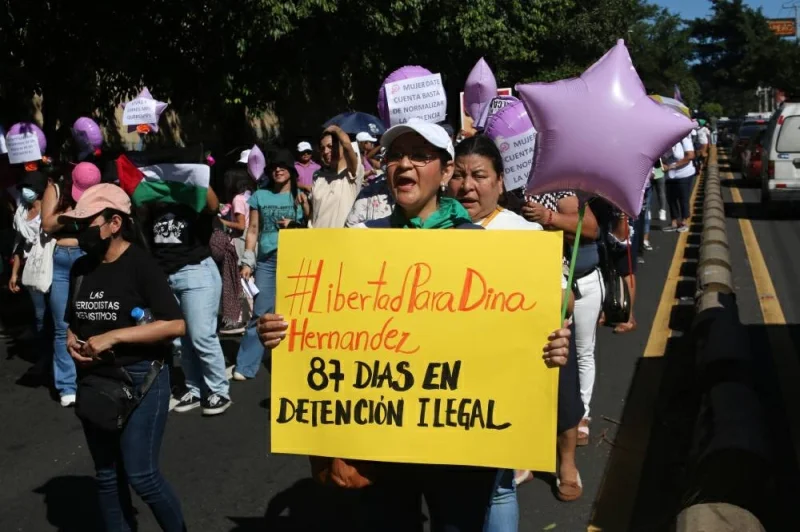 Al menos 25 mujeres han muerto en las cárceles durante el régimen de excepción, según organizaciones feministas