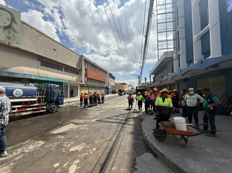 Limpian calles y tragantes en el Centro Histórico tras desalojo