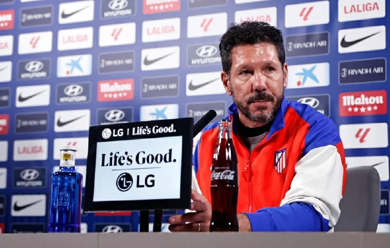 Simeone: "Lewandowski es para admirar, para los '9' mirarlo y aprender"