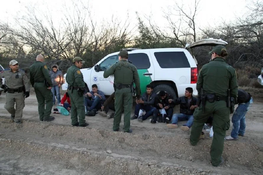 Cruce de inmigrantes en la frontera de EEUU con México desciende a mínimos históricos