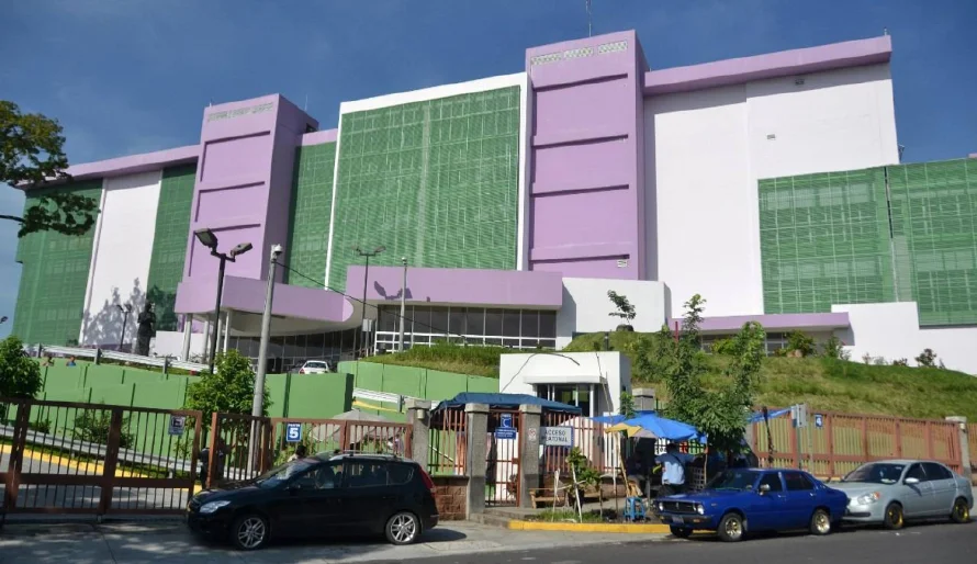 Gobierno pide aprobación de $120 millones para "mejorar infraestructura y equipamiento" en la red de salud pública