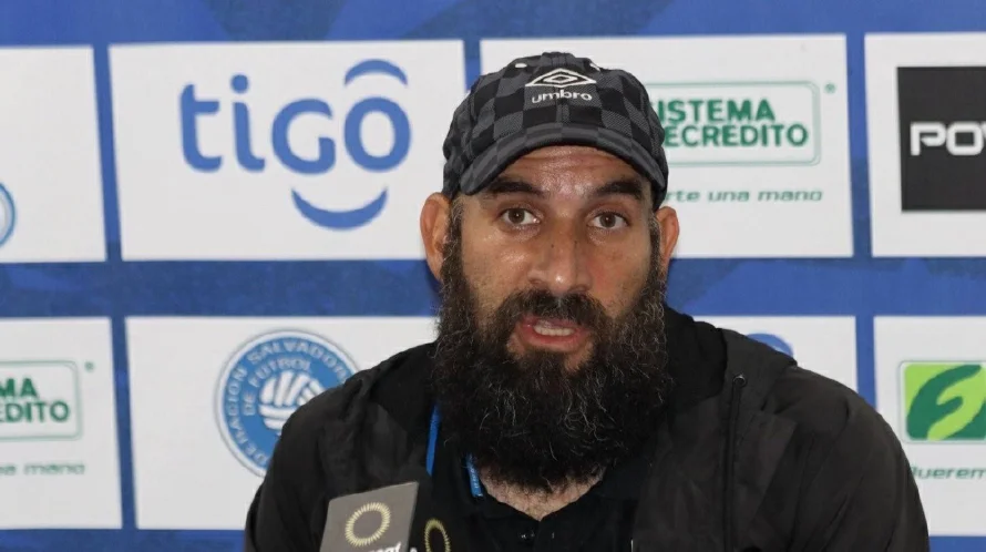 FESFUT separa temporalmente a Eric Acuña de selecciones femeninas tras acusaciones de maltrato