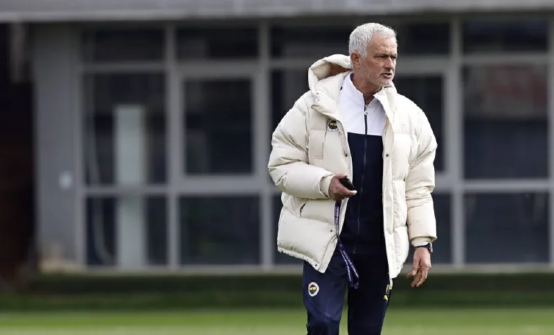 Mourinho, absuelto de acusaciones de racismo tras polémica en la liga turca