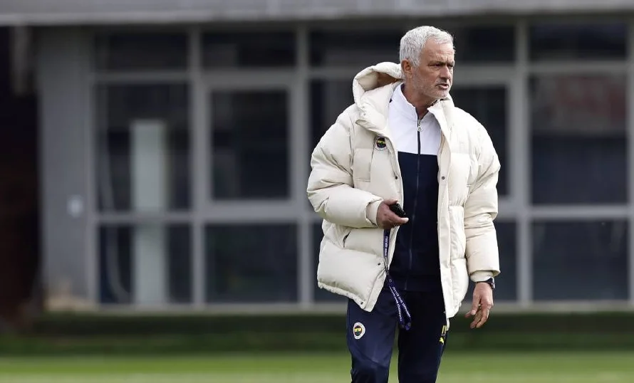 Mourinho, absuelto de acusaciones de racismo tras polémica en la liga turca